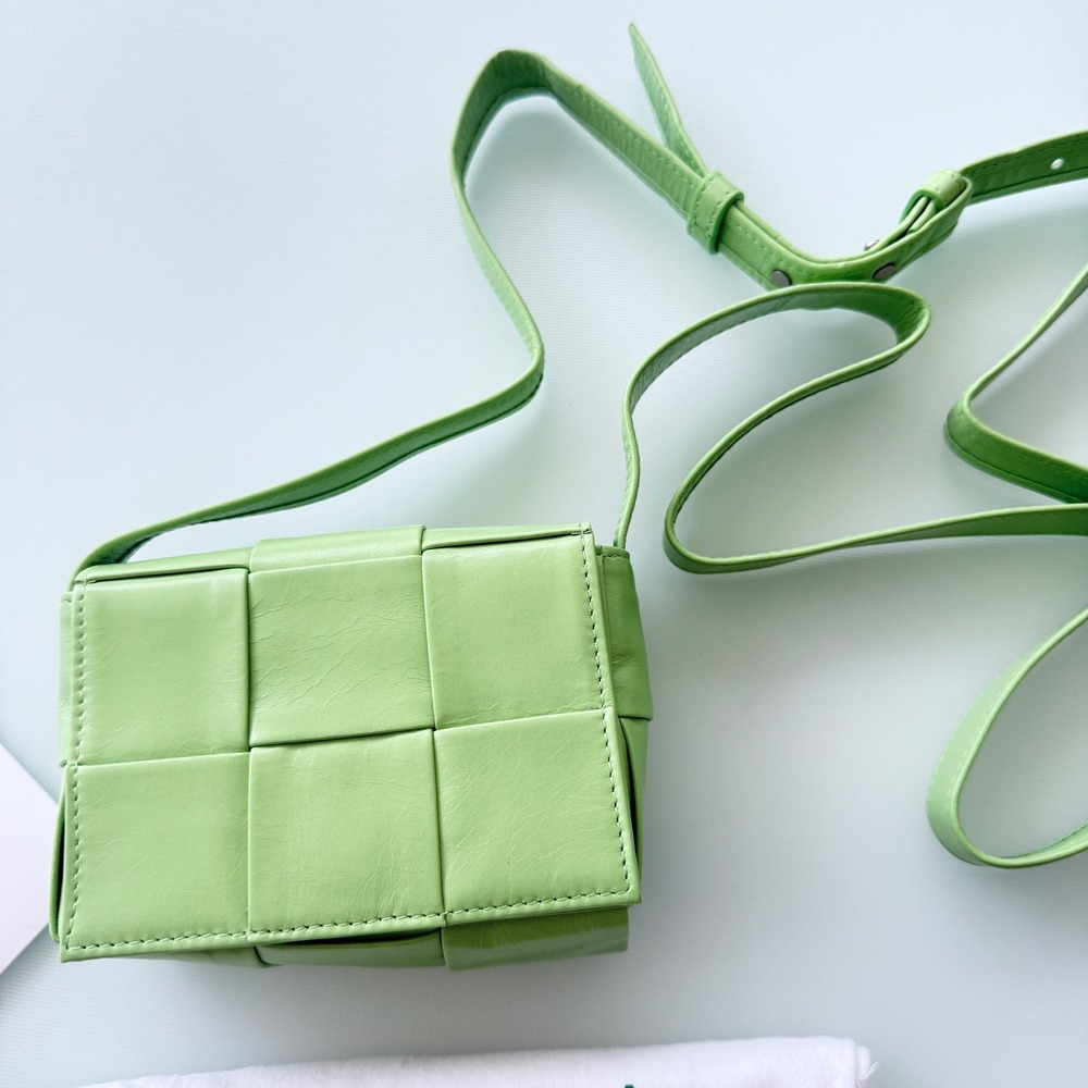 Bottega Veneta Cassette Wallet on Strap Green Maxi Intrecciato Leather 667048